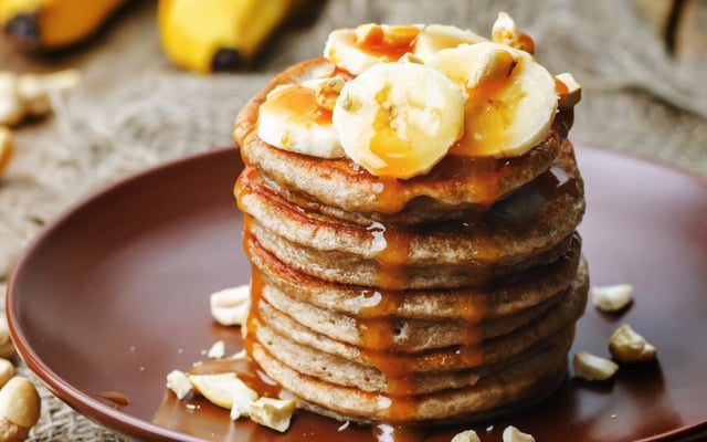 Panqueca americana de banana e canela