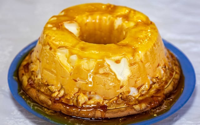Pudim de clara e açúcar com calda de caramelo