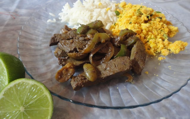 Iscas de fígado bovino ao shoyo