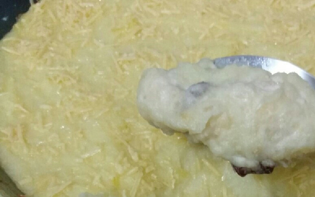 Gratinado de purê de batata com estrogonofe de calabresa