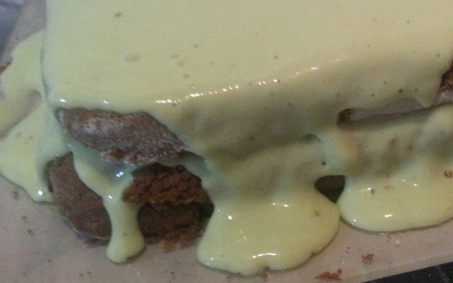 Bolo de chocolate com recheio de mousse de maracujá