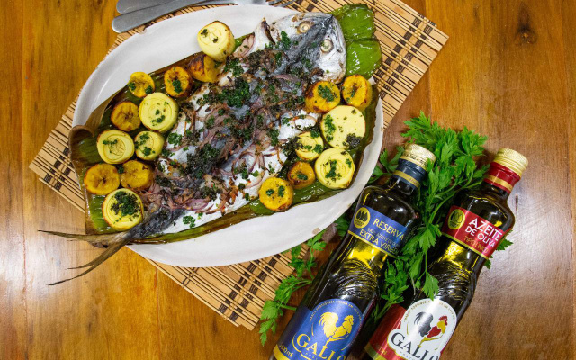 Peixe assado com palmito e banana da terra