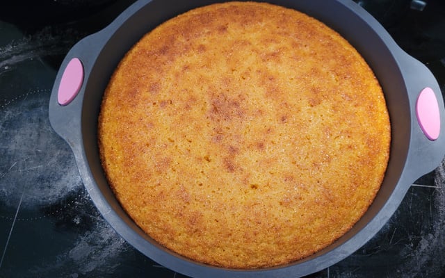 Broa de fubá molhadinha, fofinha e sem glúten