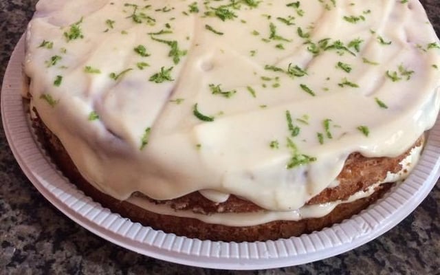 Bolo com recheio e cobertura de limão