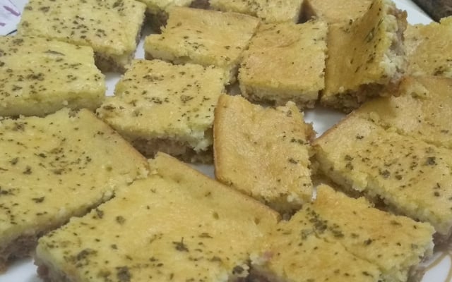 Torta de liquidificador (calabresa e cebola fina)