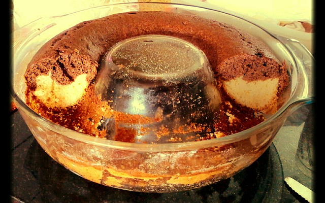 Bolo mesclado de baunilha e chocolate