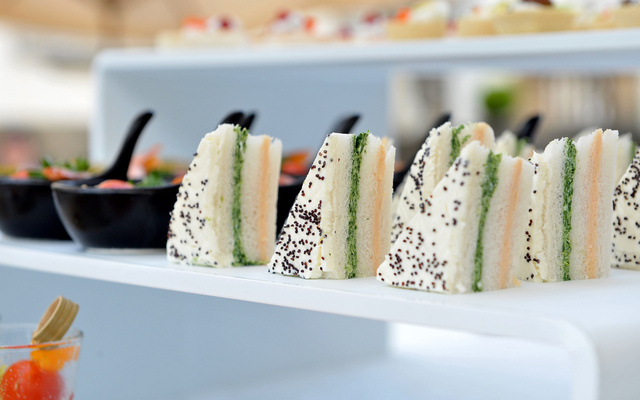 Sanduíche colorido gelado