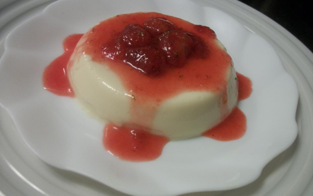 Sobremesa de Maria-mole com calda de morango