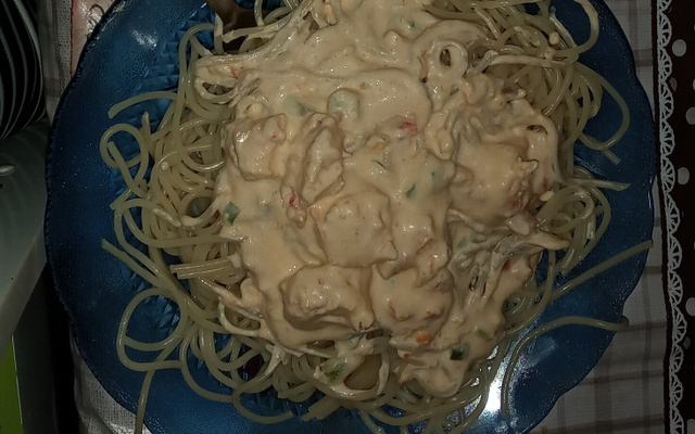 Macarrão ao molho branco de camarão