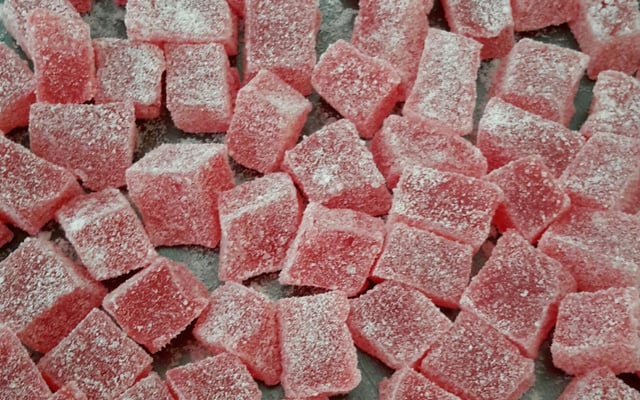 Bala de pinga ou gelatina de cachaça