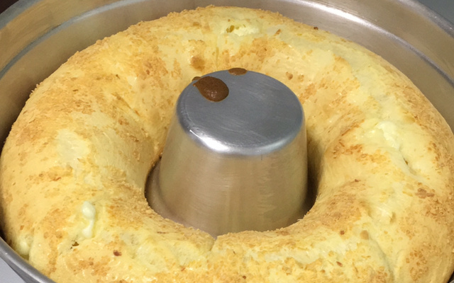 Pão de queijo gigante, recheado com requeijão cremoso