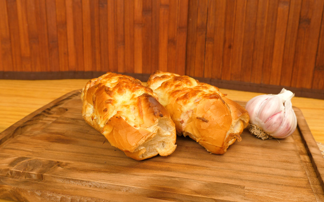 Pão de alho com linguiça