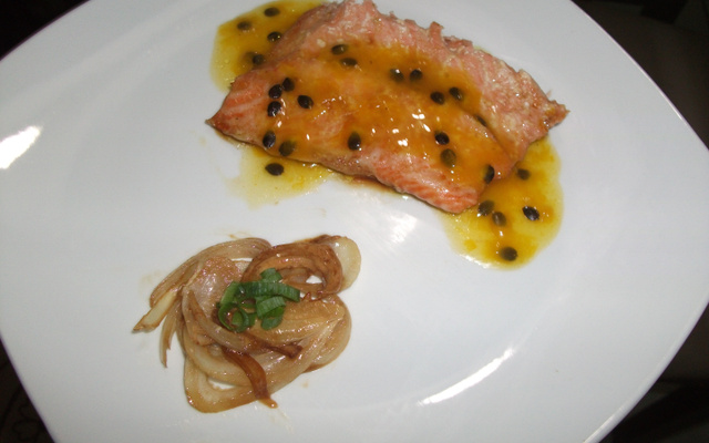 Salmão ao molho de maracujá