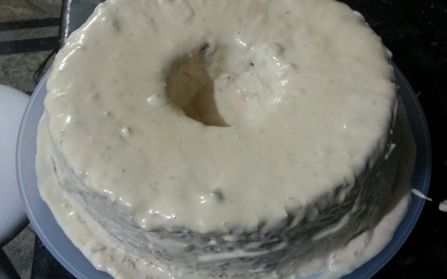 Bolo de laranja com cobertura de laranja.