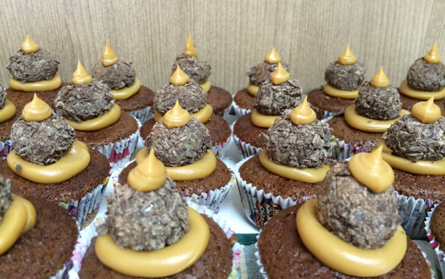 Bolo mesclado de iogurte com amora