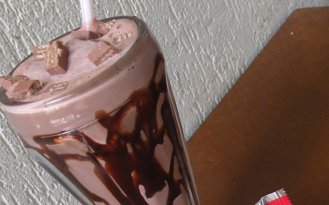 Milk shake de kit kat da familia burger