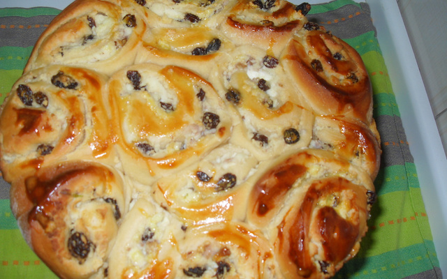 Pão doce recheado com ricota e uvas passas