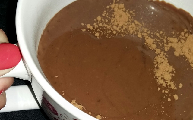 Chocolate quente com pedaços de chocolate