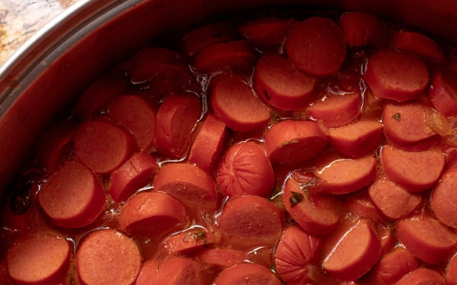 Salsicha ao molho simples e fácil