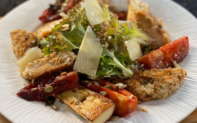 Salada caesar saudável com frango