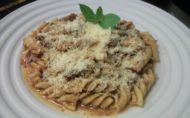 Macarrão expresso com calabresa e cenoura