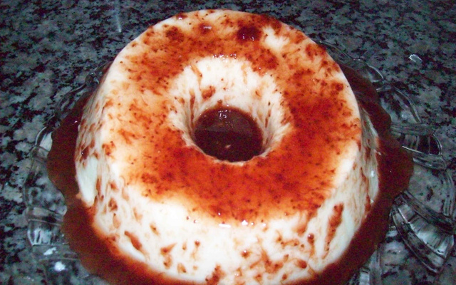 Flan de iogurte com calda de morango