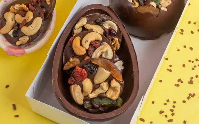 Ovo de Páscoa fit com castanhas e frutos secos no chocolate