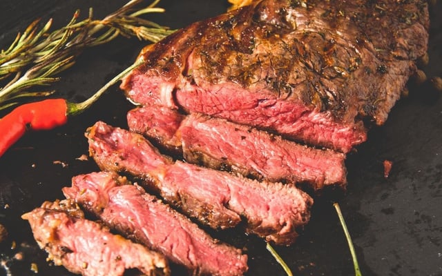 Contrafilé na airfryer ao ponto cortado em tiras