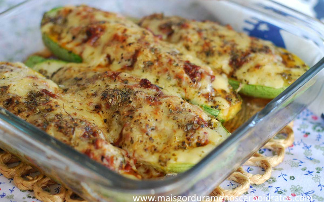 Barquinha de abobrinha recheada com carne moída