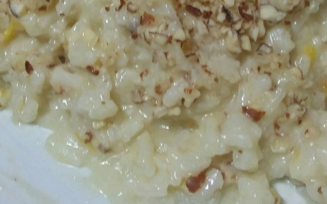 Risoto de damasco com amêndoas e queijo.