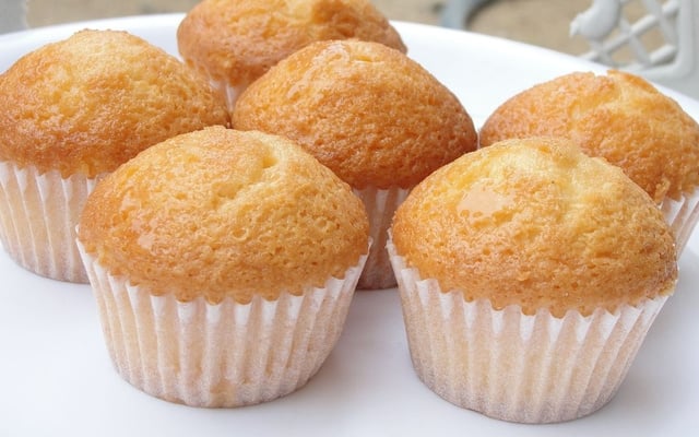 Cupcakes na airfryer com forminha de papel no prato