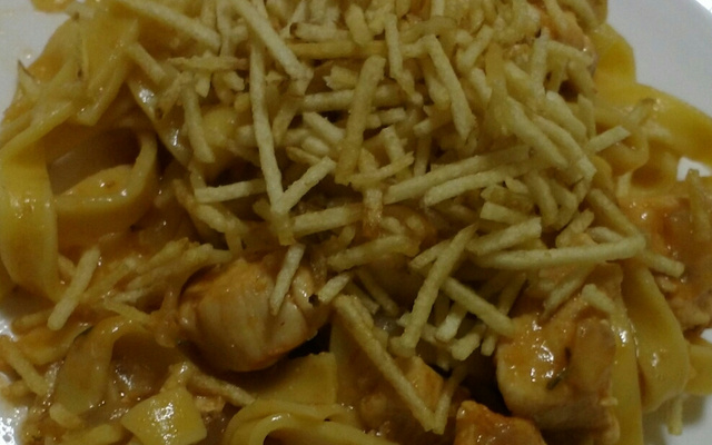 Espaguete de frango ao molho vermelho