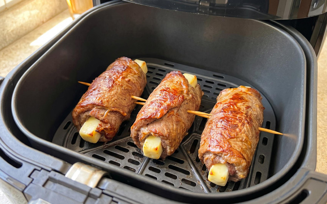 Porções de bife recheado com queijo coalho na airfryer