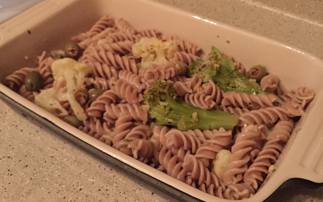 Macarrão integral com brócolis