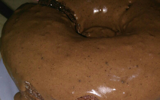 Pão de ló de chocolate com recheio e cobertura