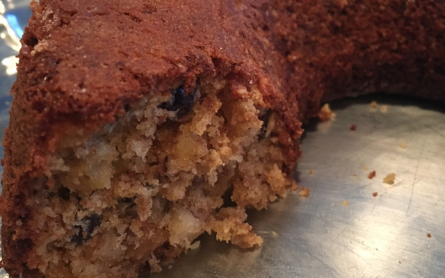 Bolo de maçã, nozes e damasco