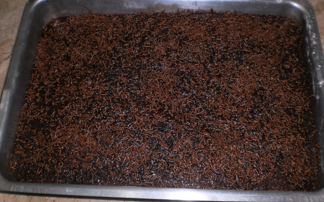 Bolo de chocolate com calda de chocolate
