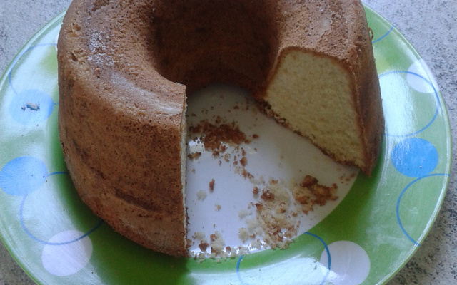 Bolo simples de coco com cobertura de chocolate (muito fácil)