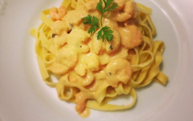 Talharim ao molho de camarão no vinho branco