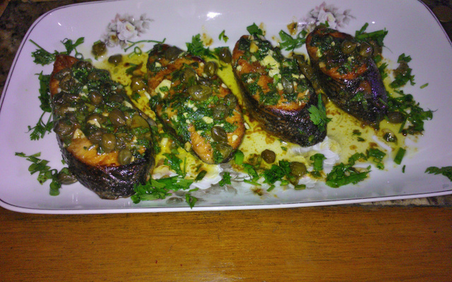 Salmão com molho de manteiga e alcaparras