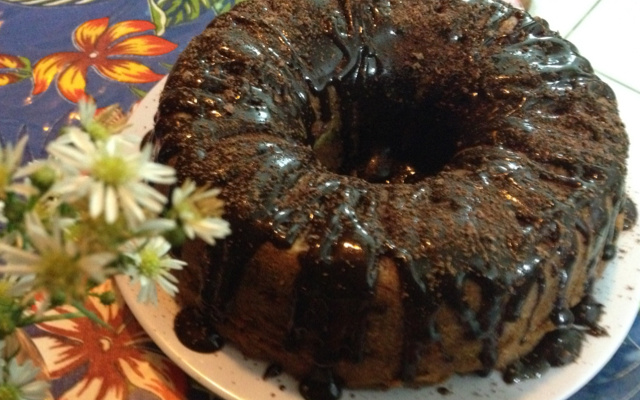 Bolo vegan de laranja e cobertura de chocolate