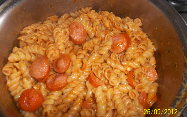 Macarrão com molho de salsicha