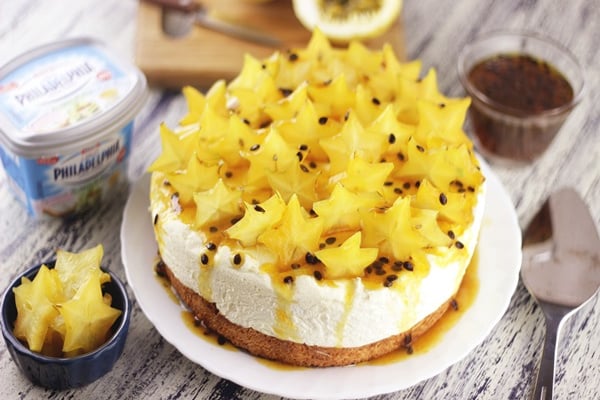 Cheesecake com calda de maracujá e carambola