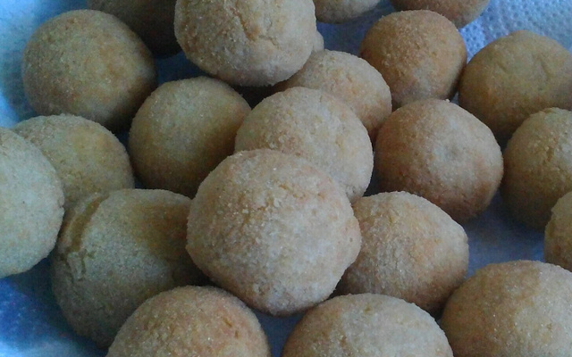 Bolinha de queijo com milho