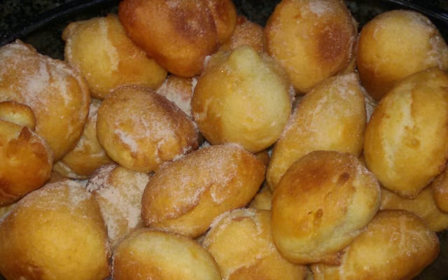 Bolinho com sobra de arroz com lentilha e frango
