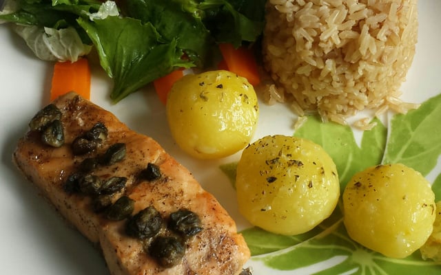 Salmão com molho de alcaparras