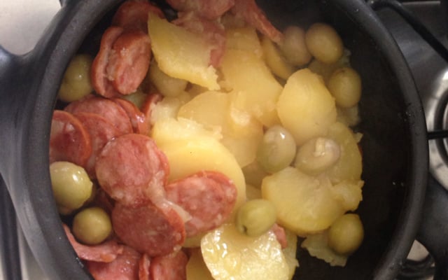 Calabresa com batata na panela de pressão