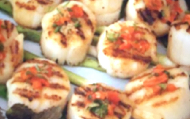 Vieiras grelhadas com aspargo