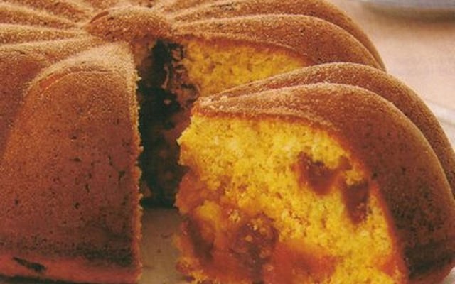 Bolo de fubá com goiabada e queijo