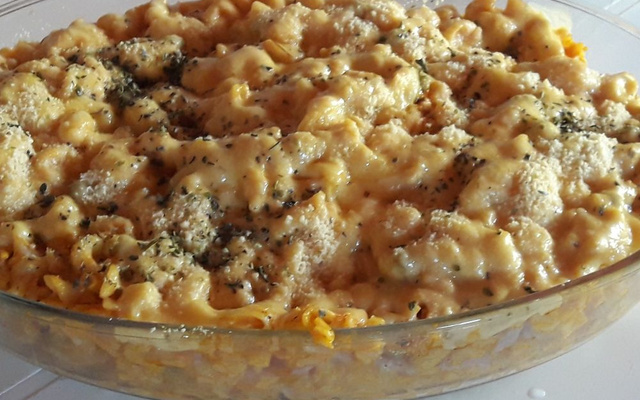 Macarrão parafuso de forno com queijo e presunto